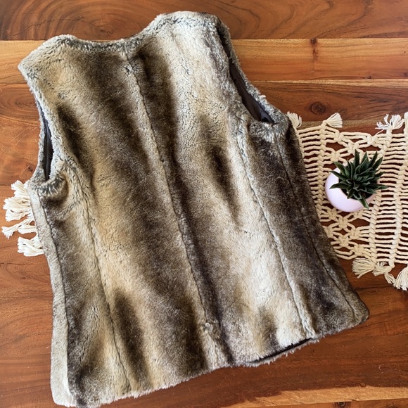 Denver Hayes faux fur vest (small) - Picture 2 of 5